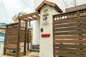 玄関、ポスト、アプローチ、駐車場、遮蔽（目隠し）、ウッドデッキ