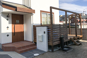 玄関、ポスト、アプローチ、駐車場、遮蔽（目隠し）、ウッドデッキ