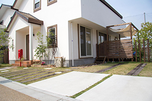 玄関、ポスト、アプローチ、駐車場、遮蔽（目隠し）、ウッドデッキ