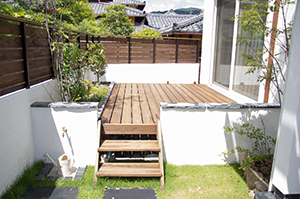 玄関、ポスト、アプローチ、駐車場、遮蔽（目隠し）、ウッドデッキ