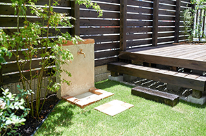 玄関、ポスト、アプローチ、駐車場、遮蔽（目隠し）、ウッドデッキ