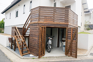 玄関、ポスト、アプローチ、駐車場、遮蔽（目隠し）、ウッドデッキ