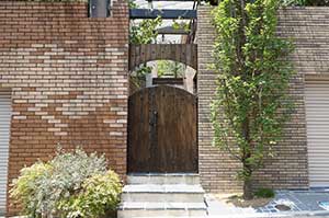 玄関、ポスト、アプローチ、駐車場、遮蔽（目隠し）、ウッドデッキ