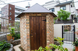 玄関、ポスト、アプローチ、駐車場、遮蔽（目隠し）、ウッドデッキ