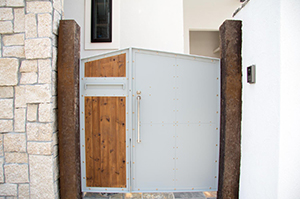 玄関、ポスト、アプローチ、駐車場、遮蔽（目隠し）、ウッドデッキ