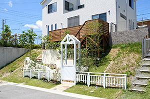 玄関、ポスト、アプローチ、駐車場、遮蔽（目隠し）、ウッドデッキ