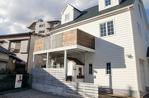 玄関、ポスト、アプローチ、駐車場、遮蔽（目隠し）、ウッドデッキ