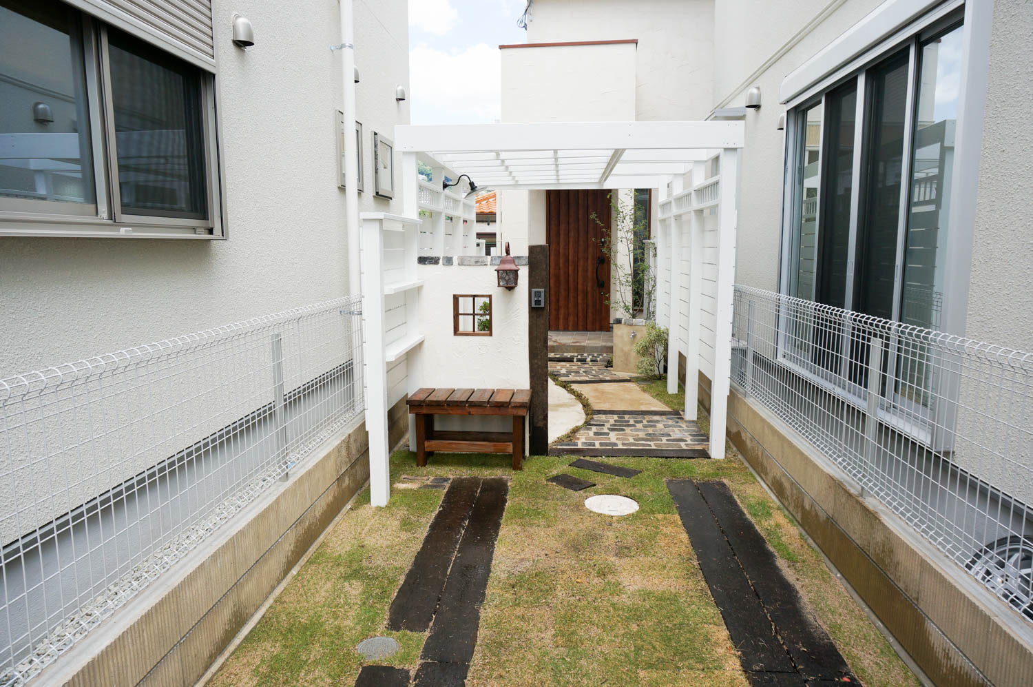 玄関、ポスト、アプローチ、駐車場、遮蔽（目隠し）、ウッドデッキ