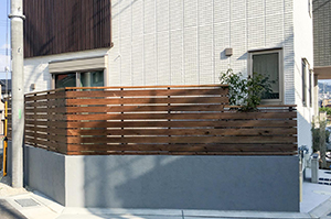 玄関、ポスト、アプローチ、駐車場、遮蔽（目隠し）、ウッドデッキ