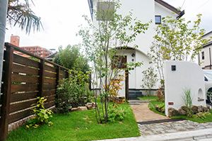 玄関、ポスト、アプローチ、駐車場、遮蔽（目隠し）、ウッドデッキ