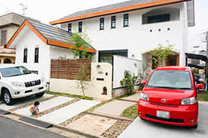 玄関、ポスト、アプローチ、駐車場、遮蔽（目隠し）、ウッドデッキ