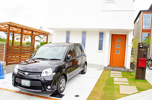 玄関、ポスト、アプローチ、駐車場、遮蔽（目隠し）、ウッドデッキ