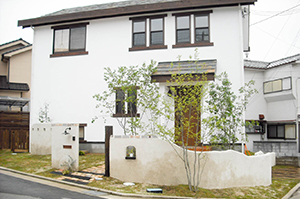 玄関、ポスト、アプローチ、駐車場、遮蔽（目隠し）、ウッドデッキ