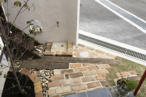 玄関、ポスト、アプローチ、駐車場、遮蔽（目隠し）、ウッドデッキ