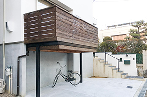 玄関、ポスト、アプローチ、駐車場、遮蔽（目隠し）、ウッドデッキ