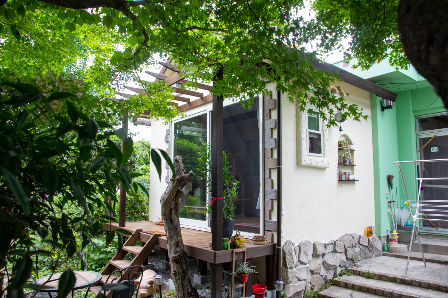 玄関、ポスト、アプローチ、駐車場、遮蔽（目隠し）、ウッドデッキ