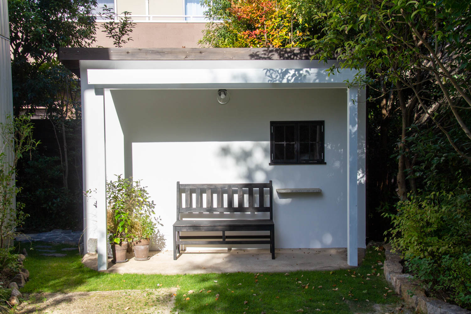 玄関、ポスト、アプローチ、駐車場、遮蔽（目隠し）、ウッドデッキ