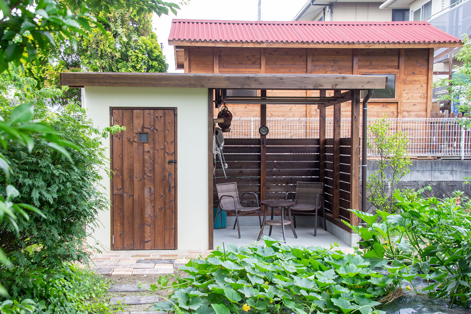 玄関、ポスト、アプローチ、駐車場、遮蔽（目隠し）、ウッドデッキ