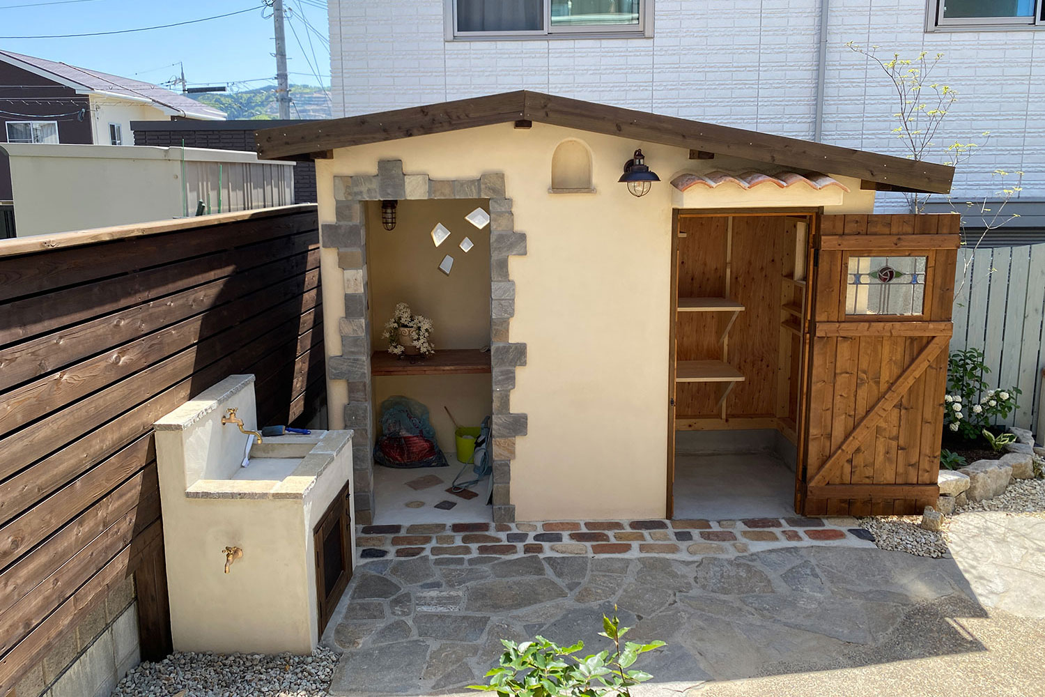 玄関、ポスト、アプローチ、駐車場、遮蔽（目隠し）、ウッドデッキ