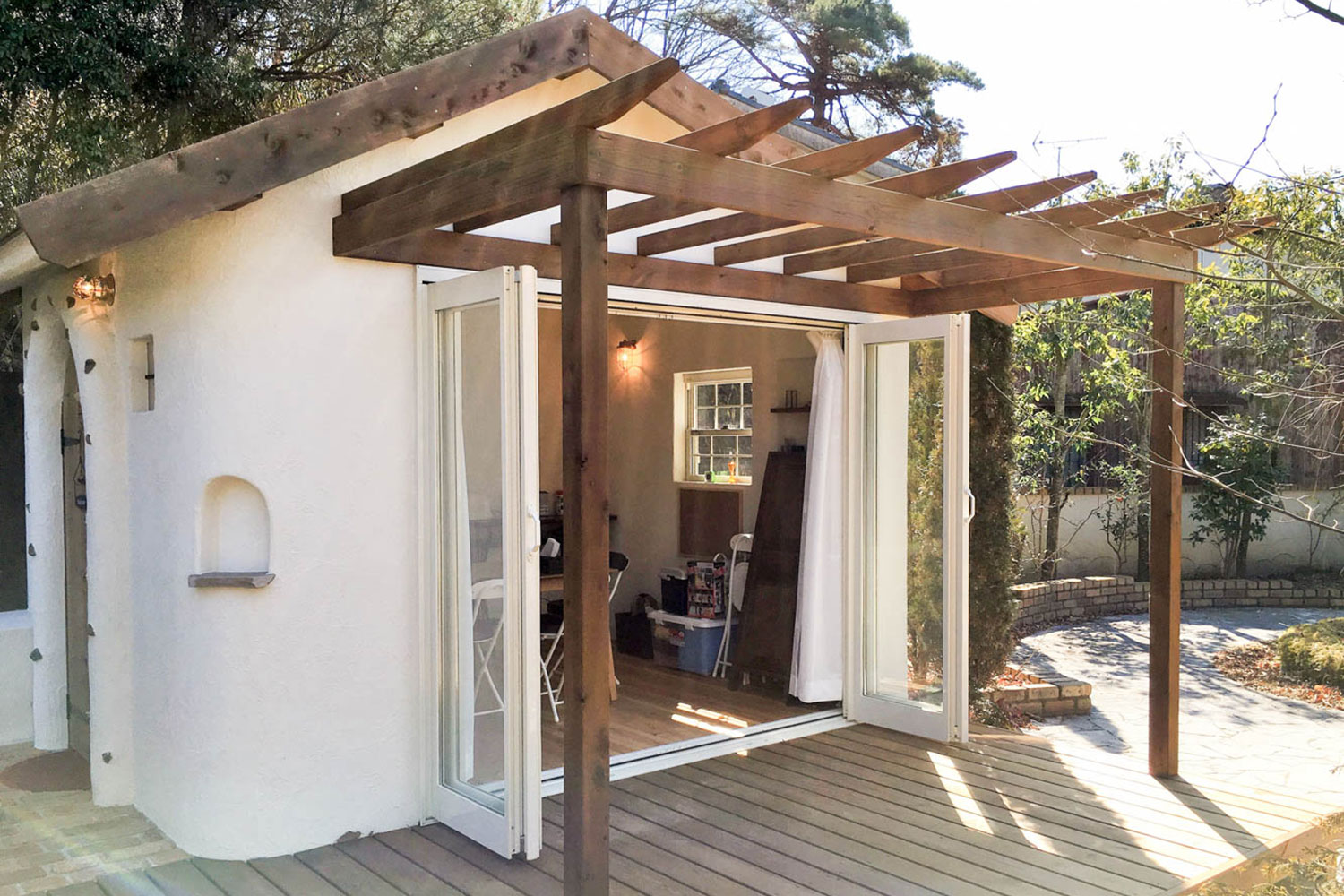 玄関、ポスト、アプローチ、駐車場、遮蔽（目隠し）、ウッドデッキ