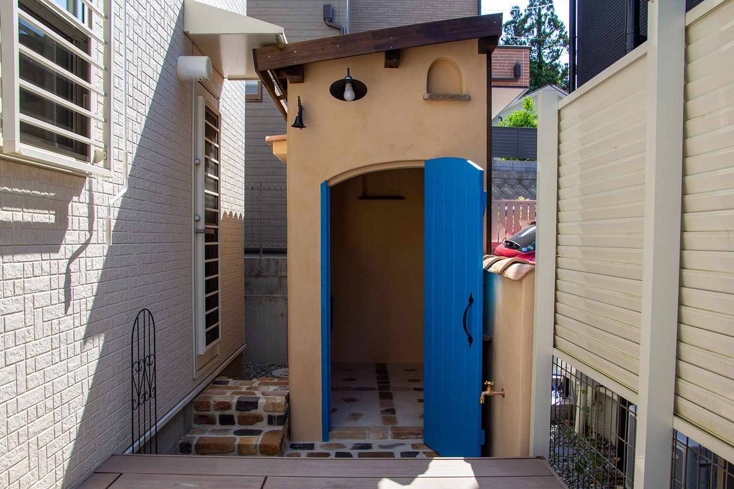 玄関、ポスト、アプローチ、駐車場、遮蔽（目隠し）、ウッドデッキ