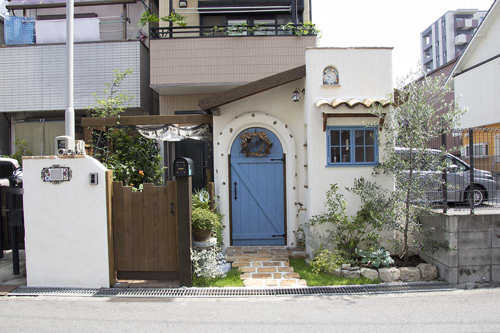 玄関、ポスト、アプローチ、駐車場、遮蔽（目隠し）、ウッドデッキ