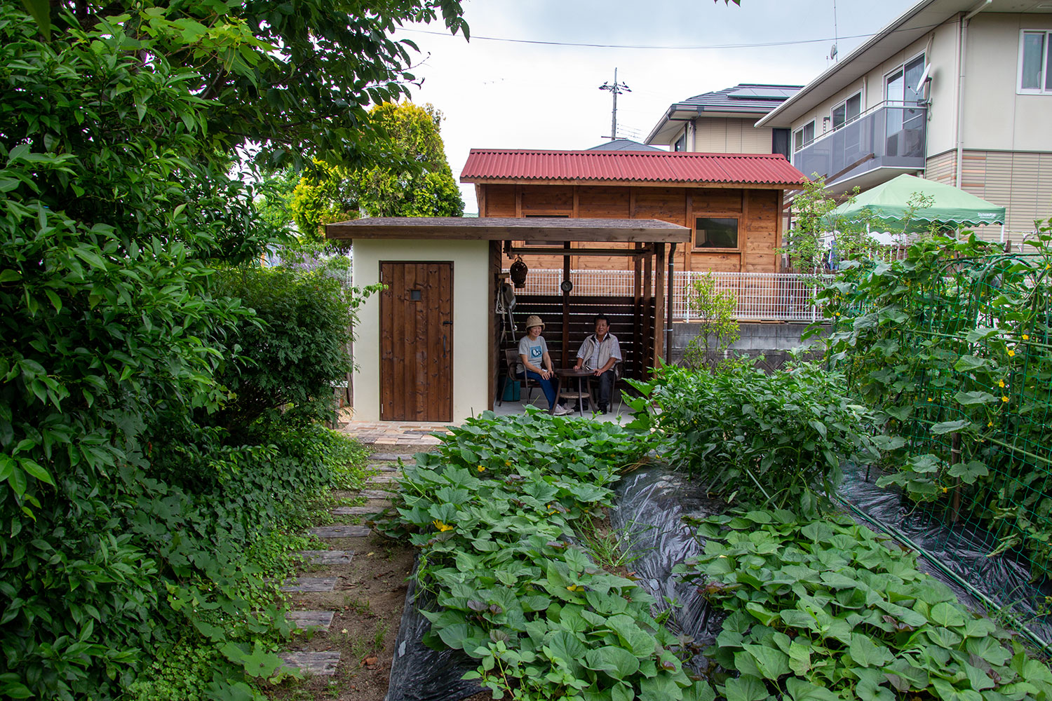 玄関、ポスト、アプローチ、駐車場、遮蔽（目隠し）、ウッドデッキ