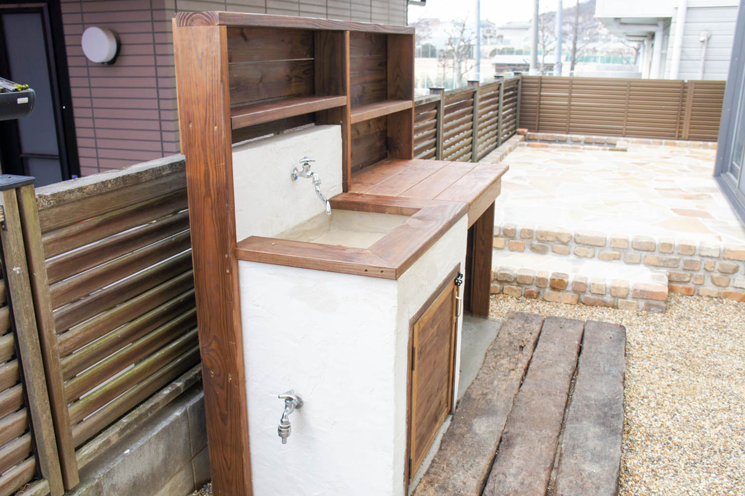 玄関、ポスト、アプローチ、駐車場、遮蔽（目隠し）、ウッドデッキ