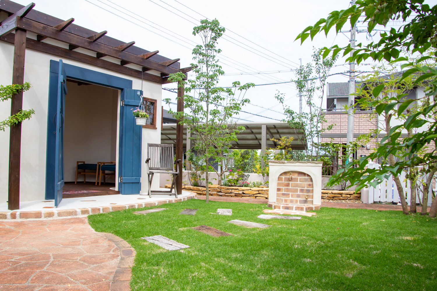 玄関、ポスト、アプローチ、駐車場、遮蔽（目隠し）、ウッドデッキ