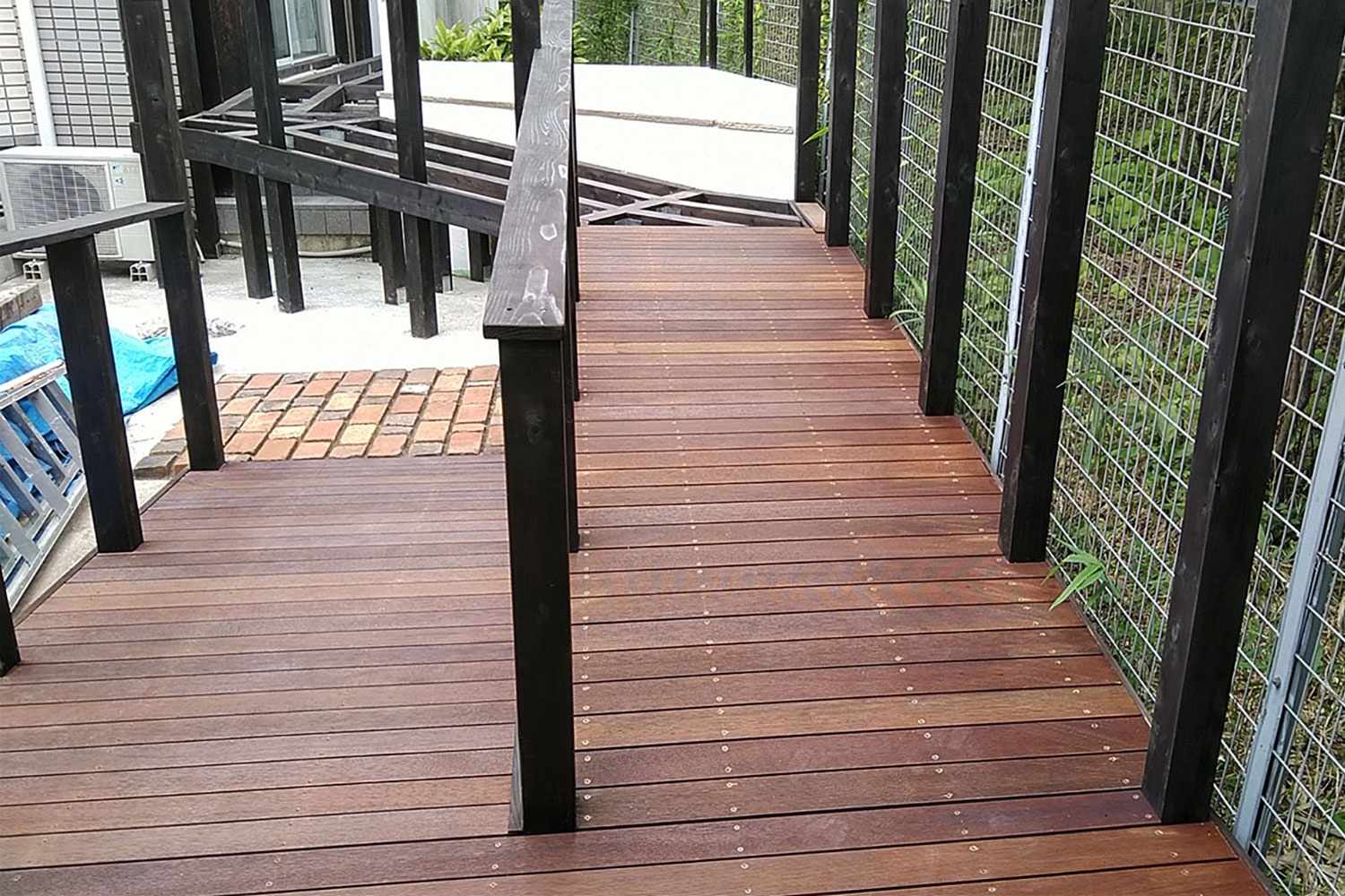 玄関、ポスト、アプローチ、駐車場、遮蔽（目隠し）、ウッドデッキ