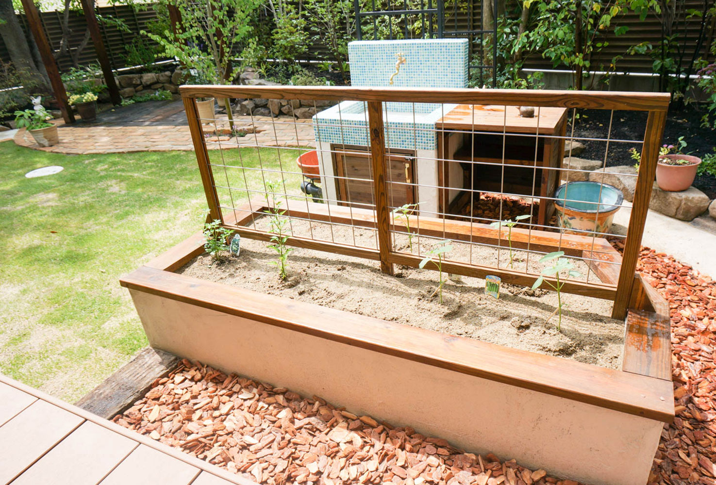 玄関、ポスト、アプローチ、駐車場、遮蔽（目隠し）、ウッドデッキ