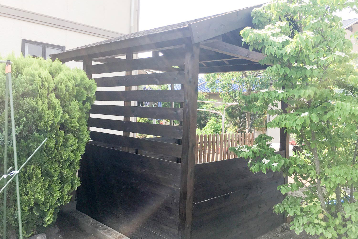 玄関、ポスト、アプローチ、駐車場、遮蔽（目隠し）、ウッドデッキ