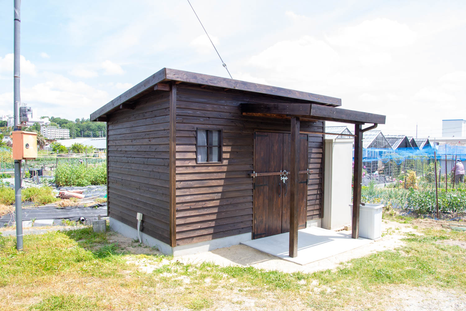 玄関、ポスト、アプローチ、駐車場、遮蔽（目隠し）、ウッドデッキ