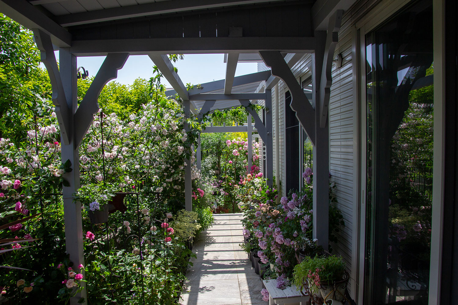 既存のタイルテラスを活かしながら、掃き出しの前に屋根を設置