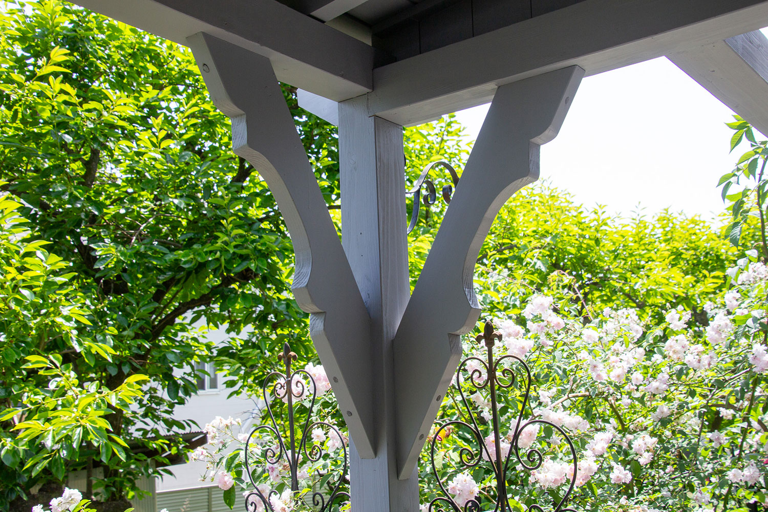 既存のタイルテラスを活かしながら、掃き出しの前に屋根を設置