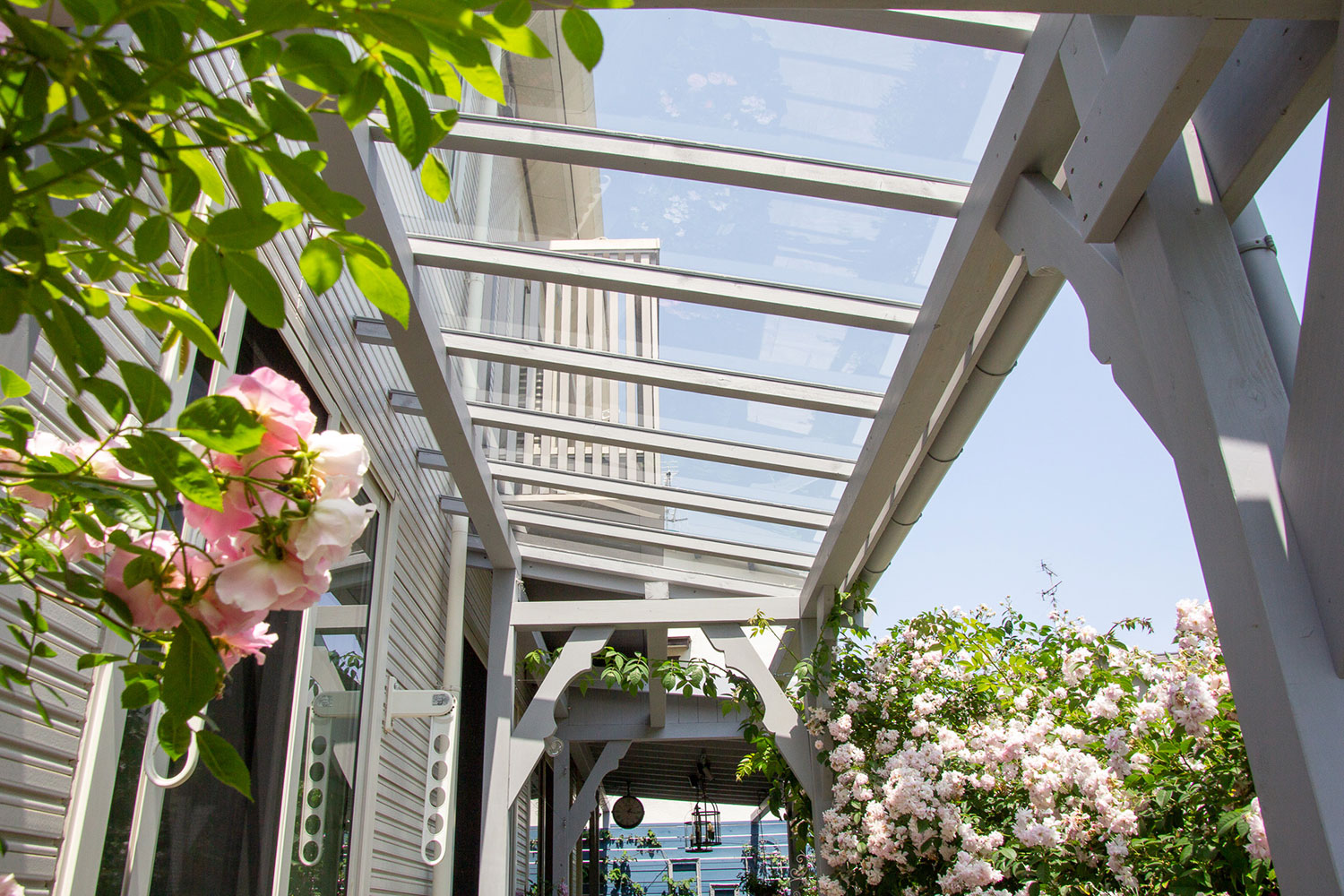 既存のタイルテラスを活かしながら、掃き出しの前に屋根を設置