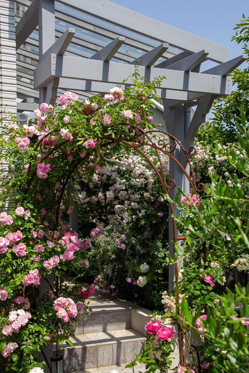 既存のタイルテラスを活かしながら、掃き出しの前に屋根を設置