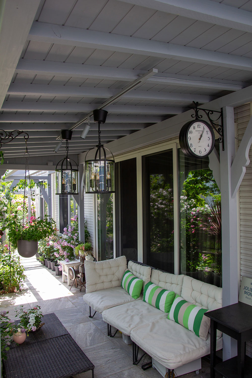 既存のタイルテラスを活かしながら、掃き出しの前に屋根を設置