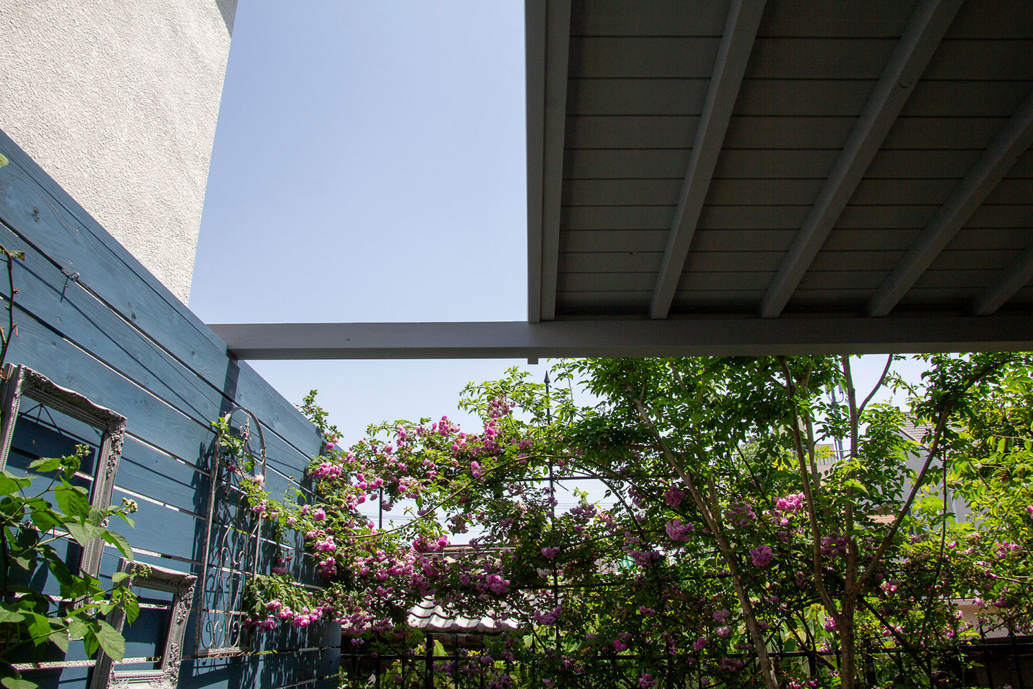 既存のタイルテラスを活かしながら、掃き出しの前に屋根を設置