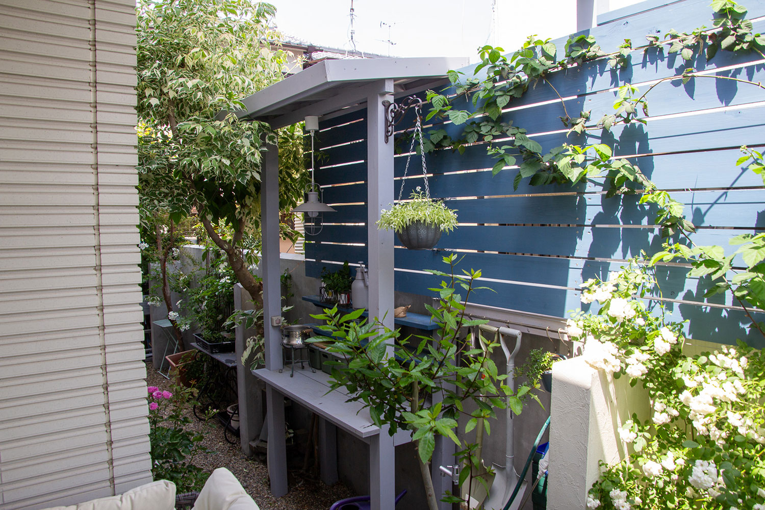 既存のタイルテラスを活かしながら、掃き出しの前に屋根を設置