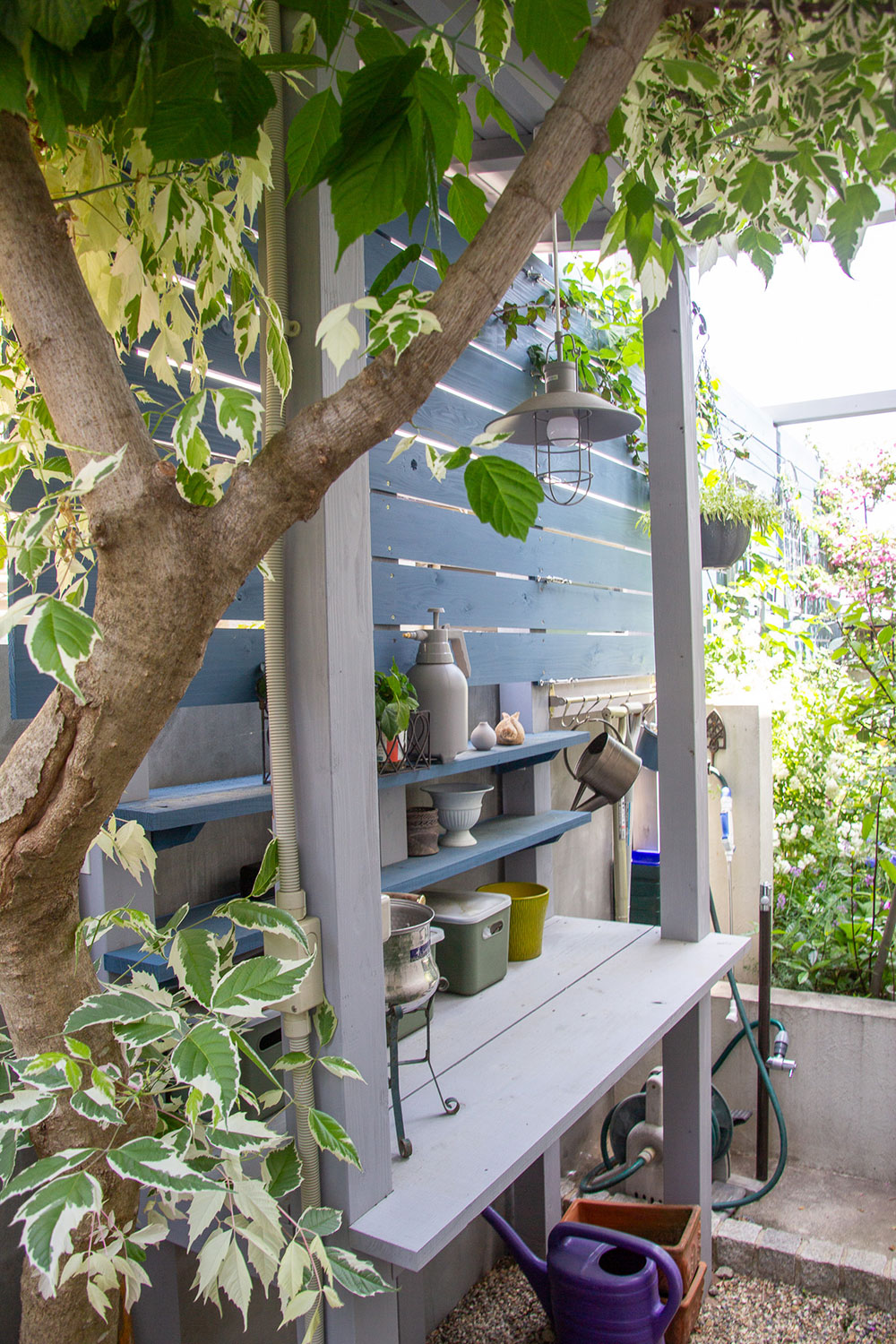 既存のタイルテラスを活かしながら、掃き出しの前に屋根を設置