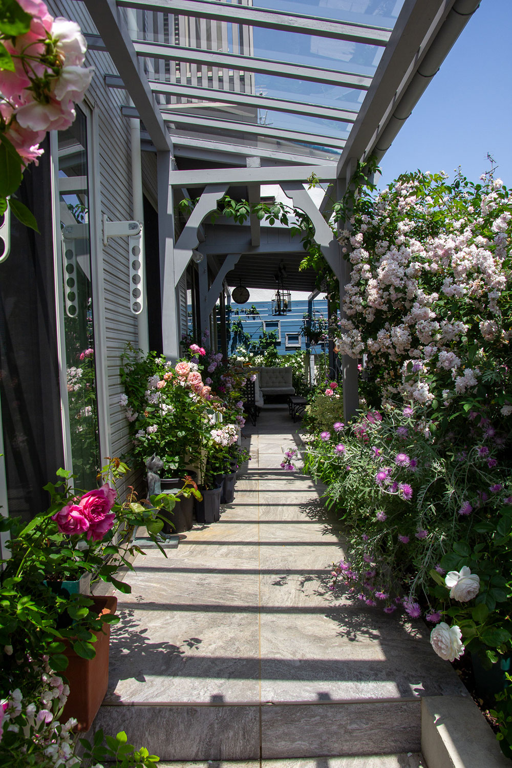 既存のタイルテラスを活かしながら、掃き出しの前に屋根を設置