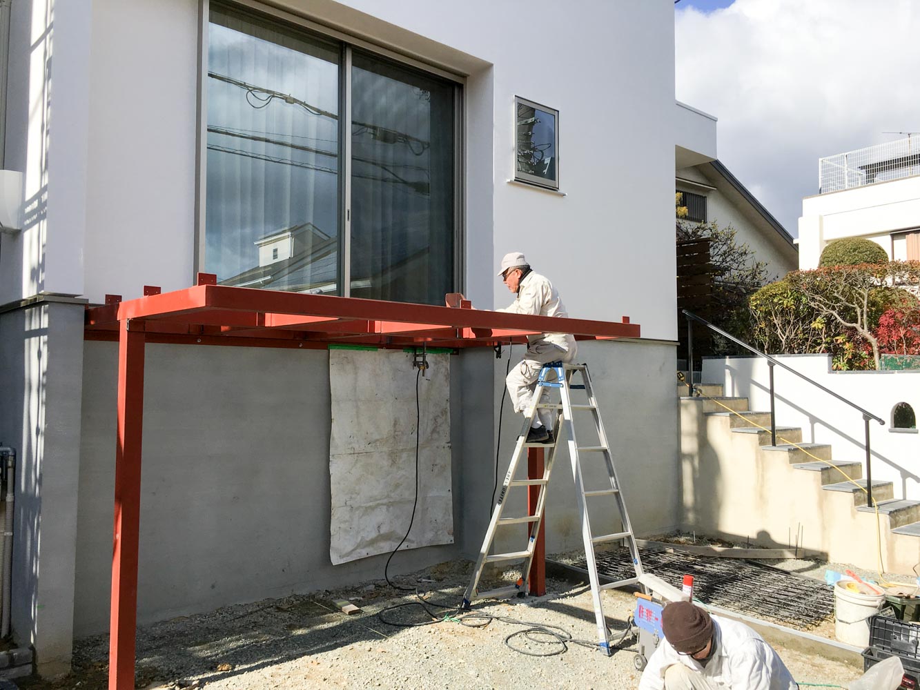 駐車場の上に空中ウッドデッキ