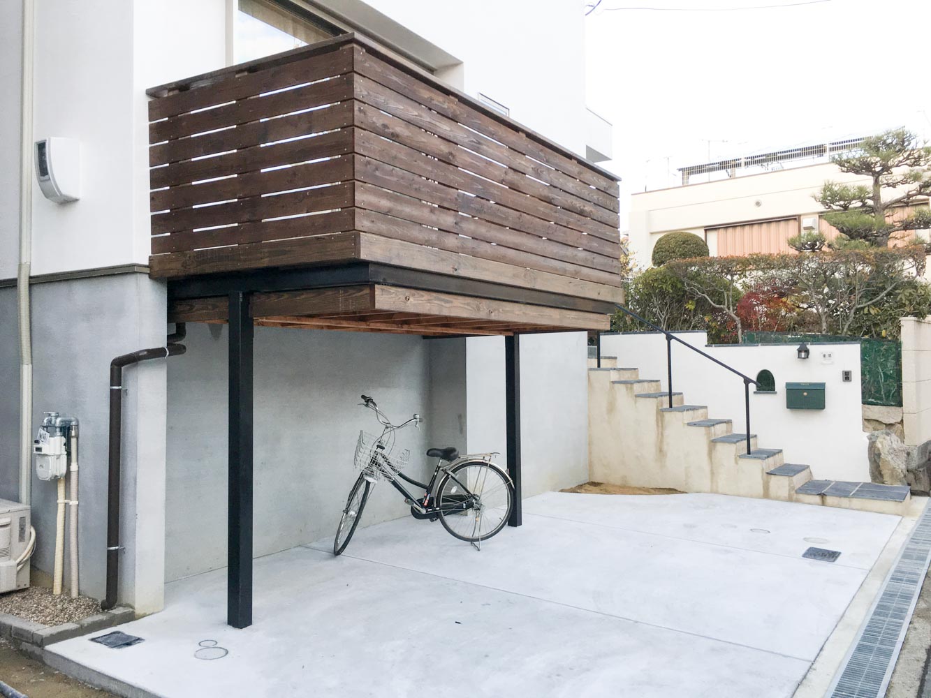 駐車場の上に空中ウッドデッキ