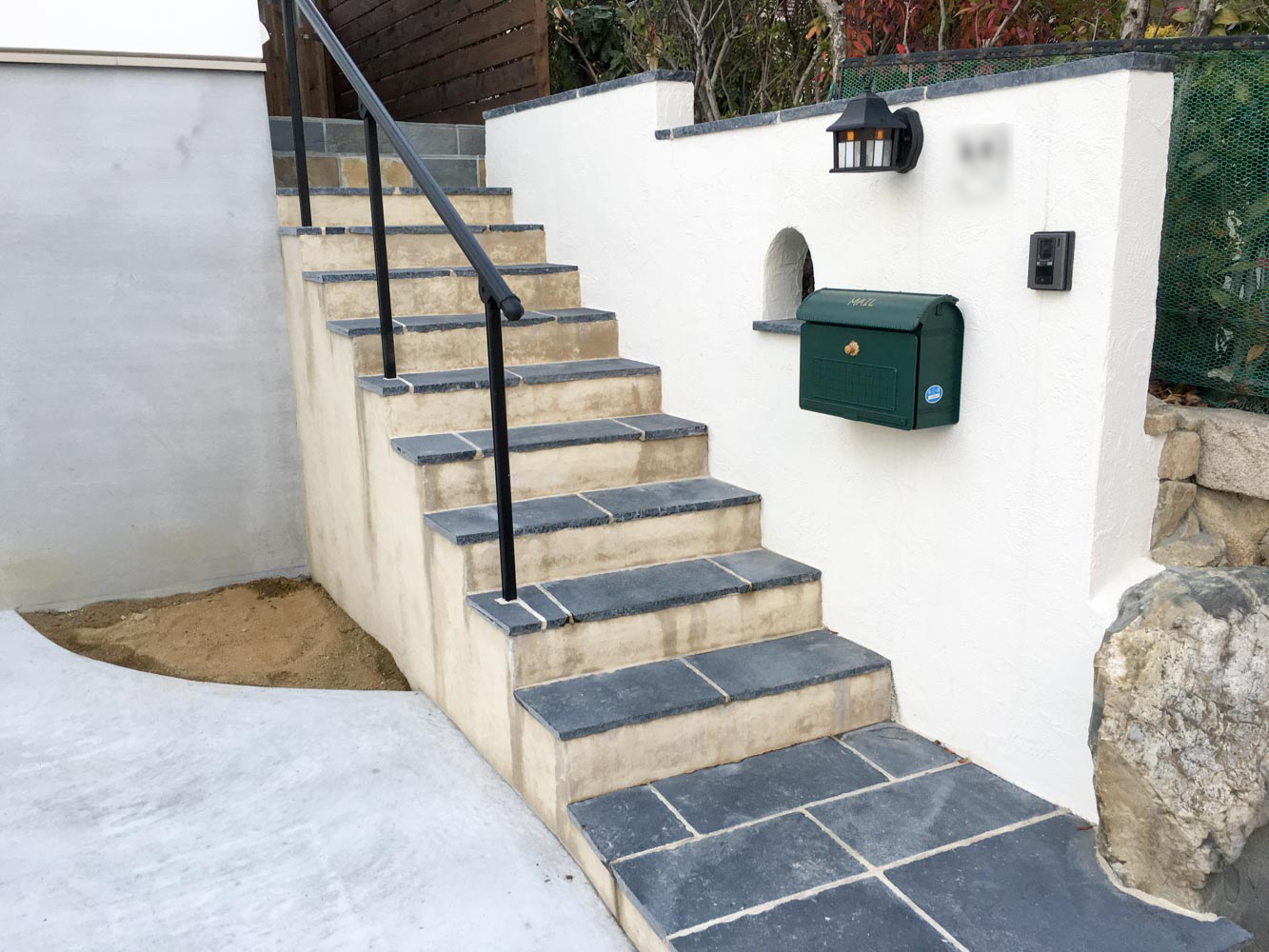 駐車場の上に空中ウッドデッキ