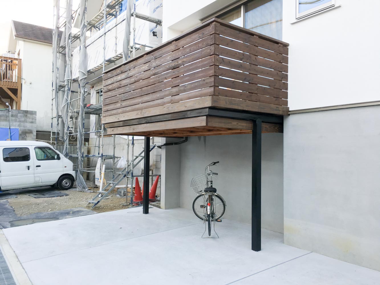 駐車場の上に空中ウッドデッキ