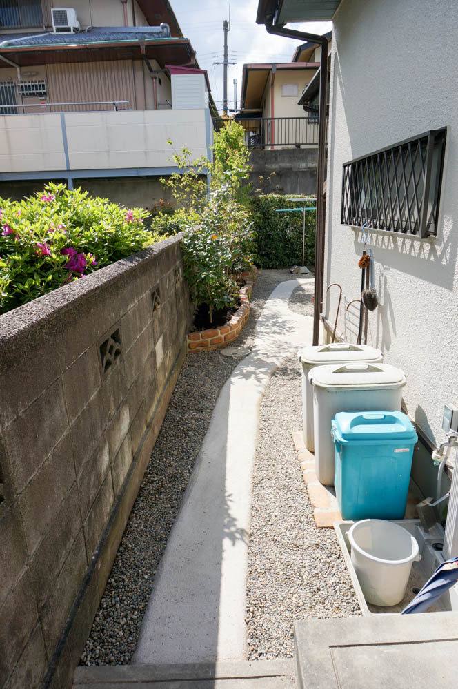 砂利やバラスを敷く