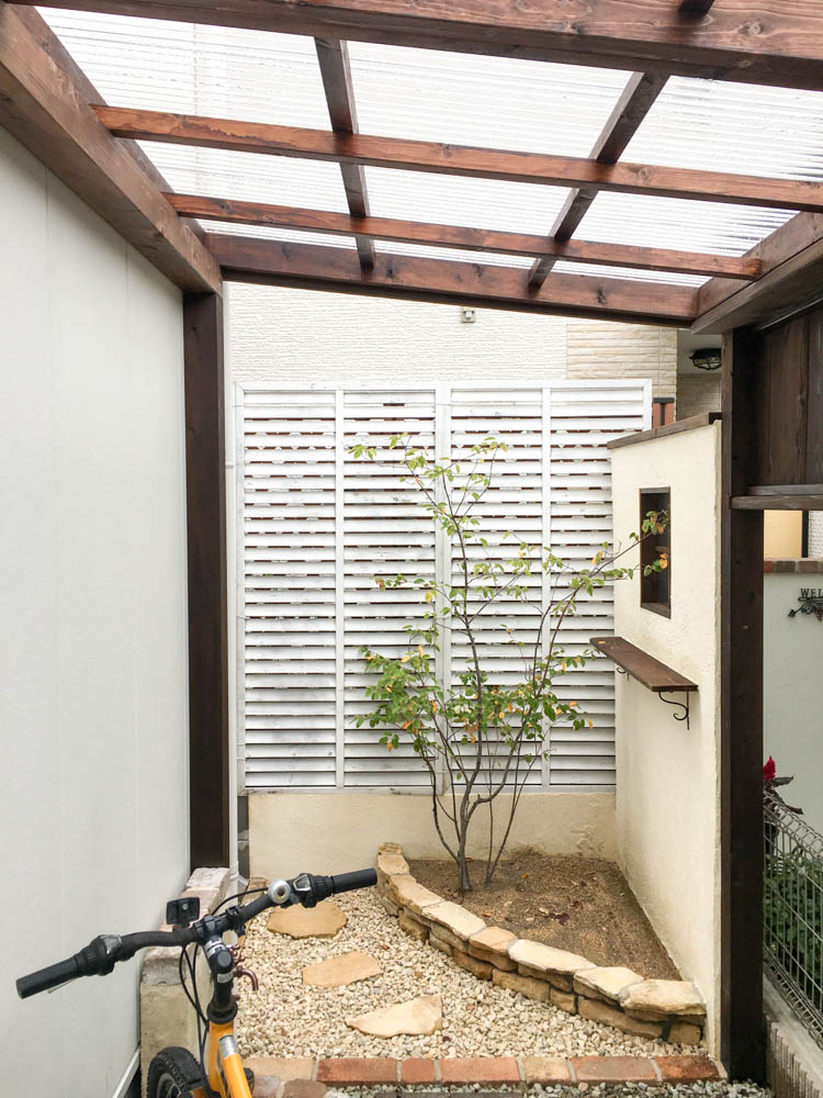 ナチュラルテイストの木製自転車小屋をローコストで制作する