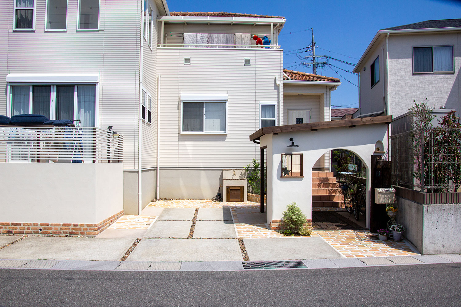 アプローチに屋根付きの自転車置き場を施工