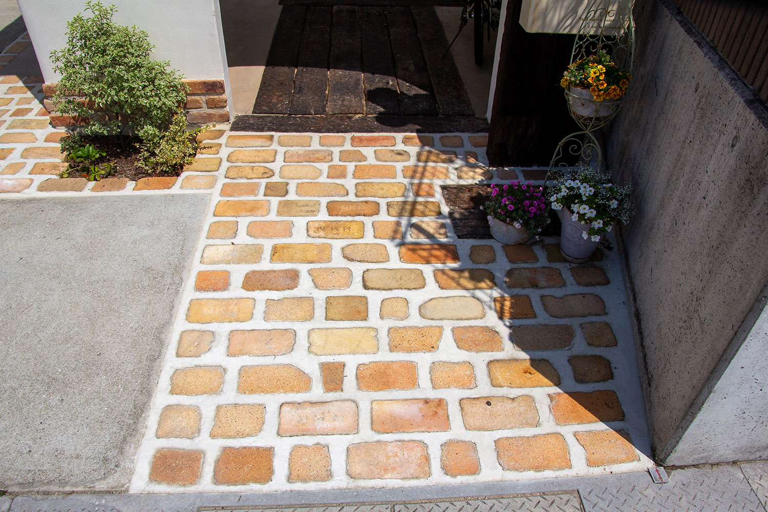 アプローチに屋根付きの自転車置き場を施工